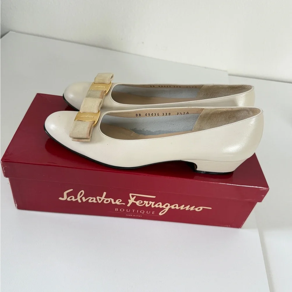 Salvatore Ferragamo Vara Bow Pumps Heel3’ Cream Gold Buckle Sz 7.5 Made In Italy - Picture 12 of 16